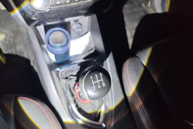 Used CHANGAN KAICHENG Oushang A600 2016 1.5L Manual Luxury 7-Seater Gear Lever