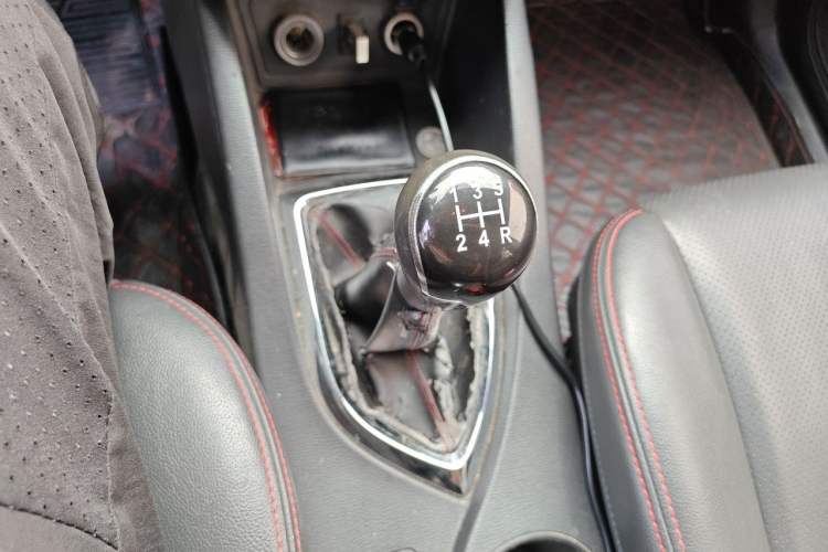 Used CHANGAN KAICHENG Oushang A600 2016 1.5L Manual Luxury 7-Seater Gear Lever