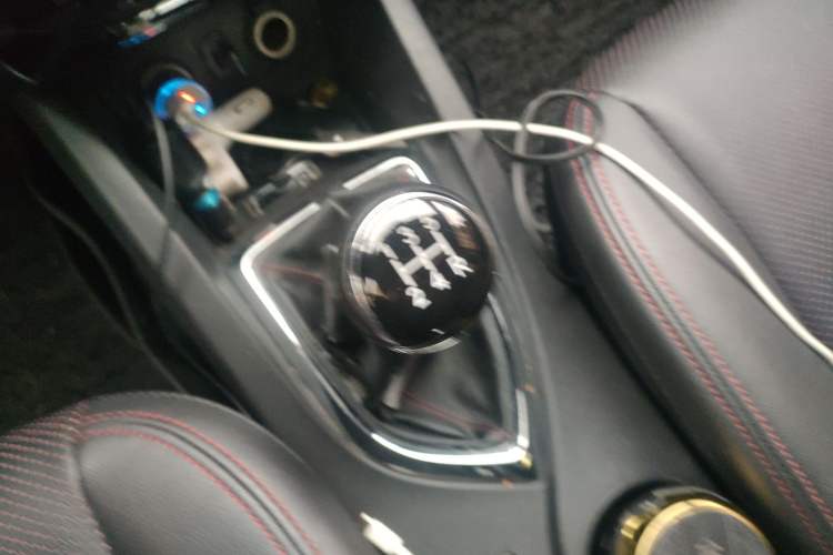 Used CHANGAN KAICHENG Oushang A600 2016 1.5L Manual Luxury 7-Seater Gear Lever