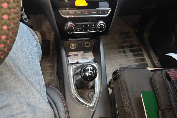 Used CHANGAN KAICHENG Oushang A600 2016 1.5L Manual Luxury 7-Seater Gear Lever