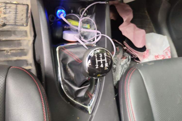 Used CHANGAN KAICHENG Oushang A600 2016 1.5L Manual Luxury 7-Seater Gear Lever