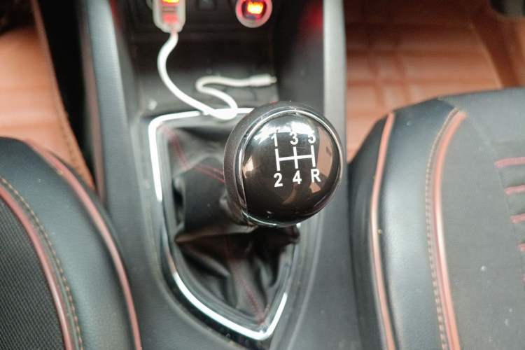 Used CHANGAN KAICHENG Oushang A600 2016 1.5L Manual Luxury 7-Seater Gear Lever