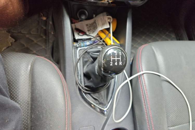 Used CHANGAN KAICHENG Oushang A600 2016 1.5L Manual Luxury 7-Seater Gear Lever