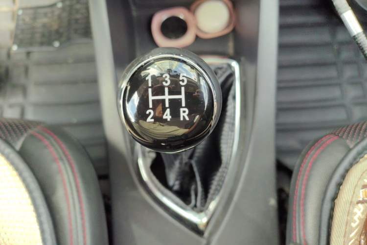 Used CHANGAN KAICHENG Oushang A600 2016 1.5L Manual Luxury 7-Seater Gear Lever
