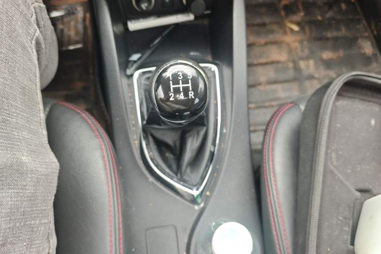 Used CHANGAN KAICHENG Oushang A600 2016 1.5L Manual Luxury 7-Seater Gear Lever