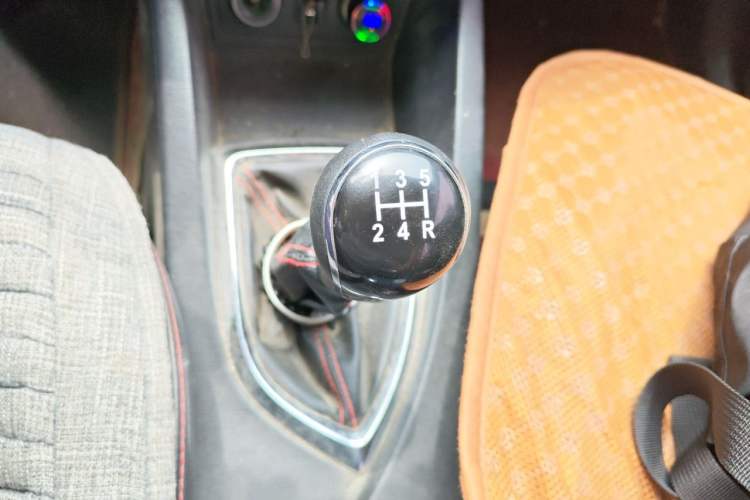 Used CHANGAN KAICHENG Oushang A600 2016 1.5L Manual Luxury 7-Seater Gear Lever