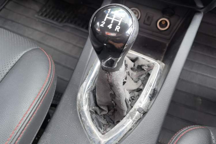 Used CHANGAN KAICHENG Oushang A600 2016 1.5L Manual Luxury 7-Seater Gear Lever