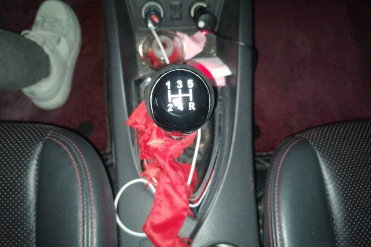Used CHANGAN KAICHENG Oushang A600 2016 1.5L Manual Luxury 7-Seater Gear Lever