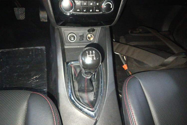 Used CHANGAN KAICHENG Oushang A600 2016 1.5L Manual Luxury 7-Seater Gear Lever