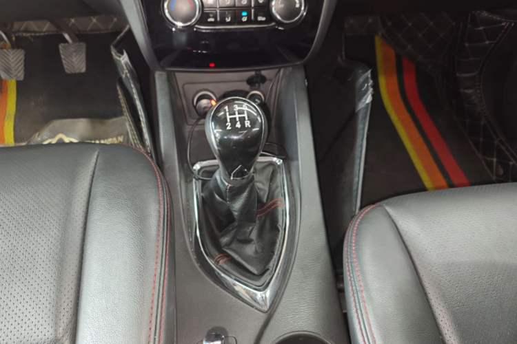Used CHANGAN KAICHENG Oushang A600 2016 1.5L Manual Luxury 7-Seater Gear Lever