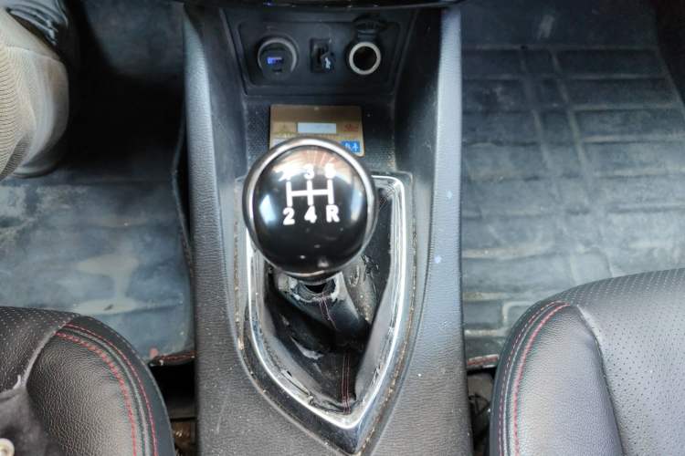 Used CHANGAN KAICHENG Oushang A600 2016 1.5L Manual Luxury 7-Seater Gear Lever