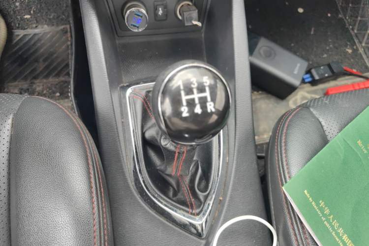 Used CHANGAN KAICHENG Oushang A600 2016 1.5L Manual Luxury 7-Seater Gear Lever