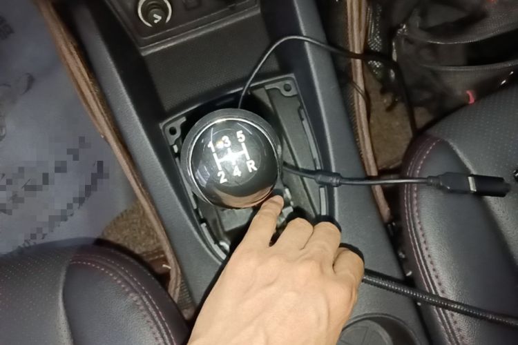 Used CHANGAN KAICHENG Oushang A600 2016 1.5L Manual Luxury 7-Seater Gear Lever