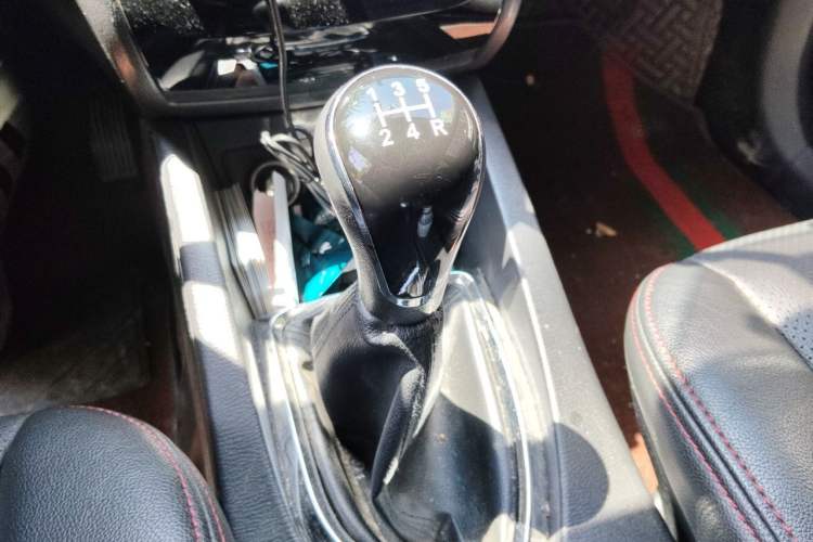 Used CHANGAN KAICHENG Oushang A600 2016 1.5L Manual Luxury 7-Seater Gear Lever