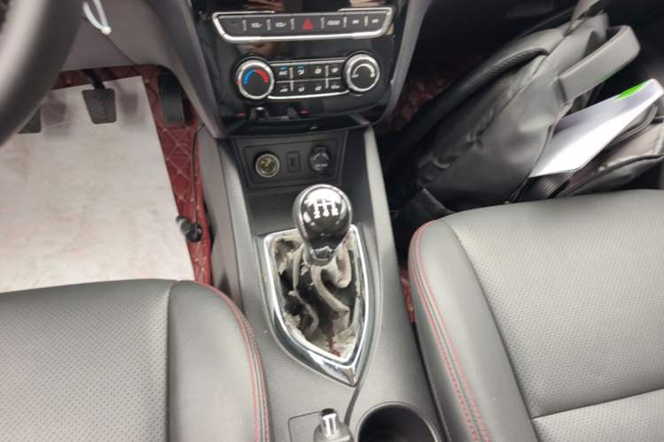 Used CHANGAN KAICHENG Oushang A600 2016 1.5L Manual Luxury 7-Seater Gear Lever