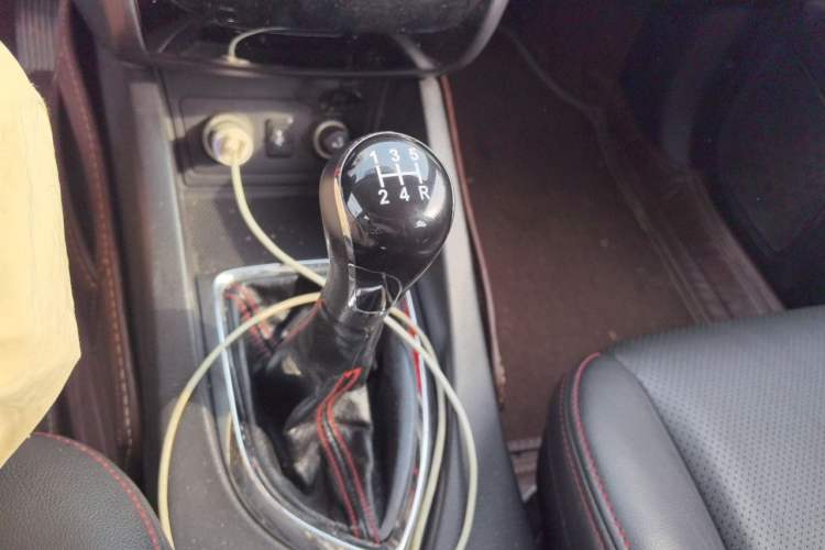 Used CHANGAN KAICHENG Oushang A600 2016 1.5L Manual Luxury 7-Seater Gear Lever