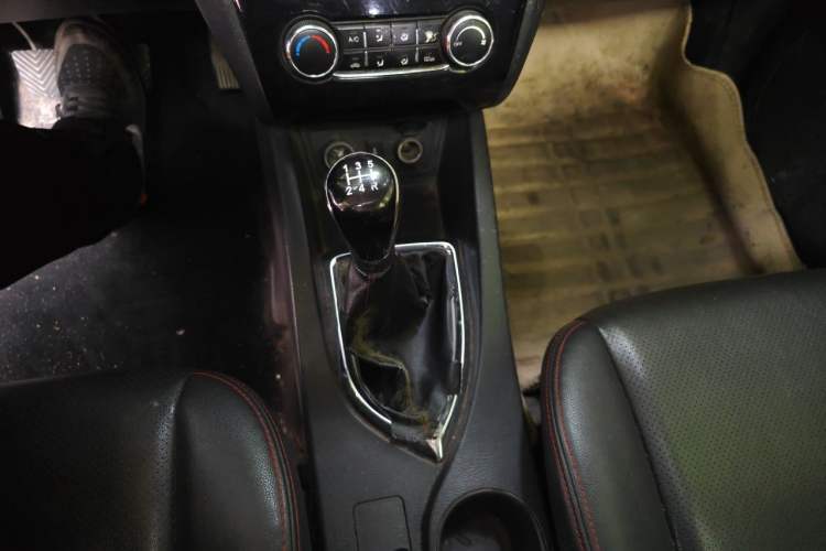 Used CHANGAN KAICHENG Oushang A600 2016 1.5L Manual Luxury 7-Seater Gear Lever