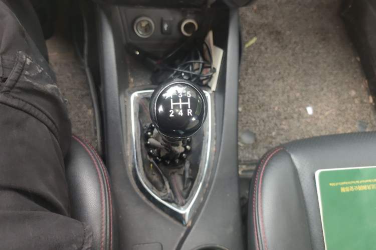 Used CHANGAN KAICHENG Oushang A600 2016 1.5L Manual Luxury 7-Seater Gear Lever