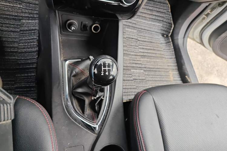 Used CHANGAN KAICHENG Oushang A600 2016 1.5L Manual Luxury 7-Seater Gear Lever