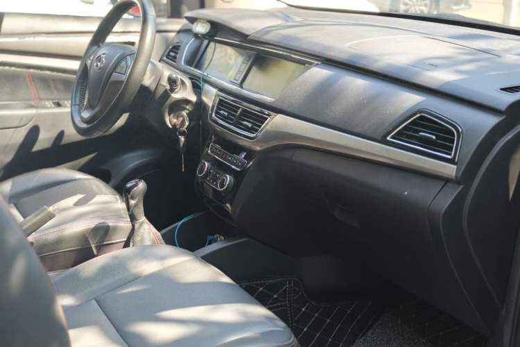Used CHANGAN KAICHENG Oushang A600 2016 1.5L Manual Luxury 7-Seater Interior 2