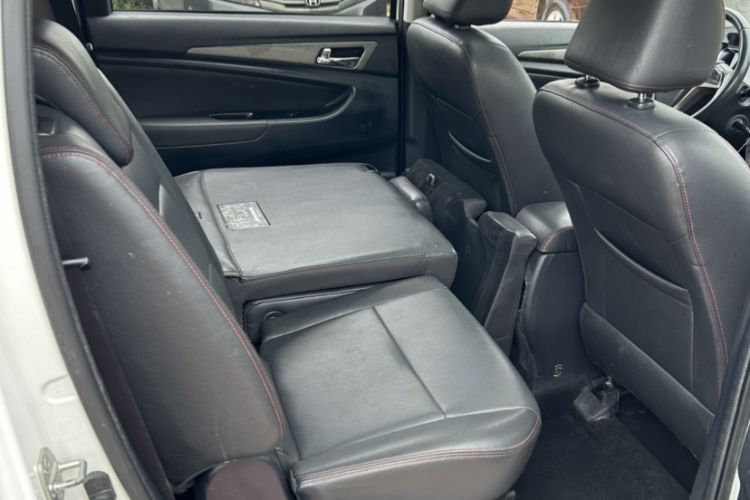 Used CHANGAN KAICHENG Oushang A600 2016 1.5L Manual Luxury 7-Seater Interior 2