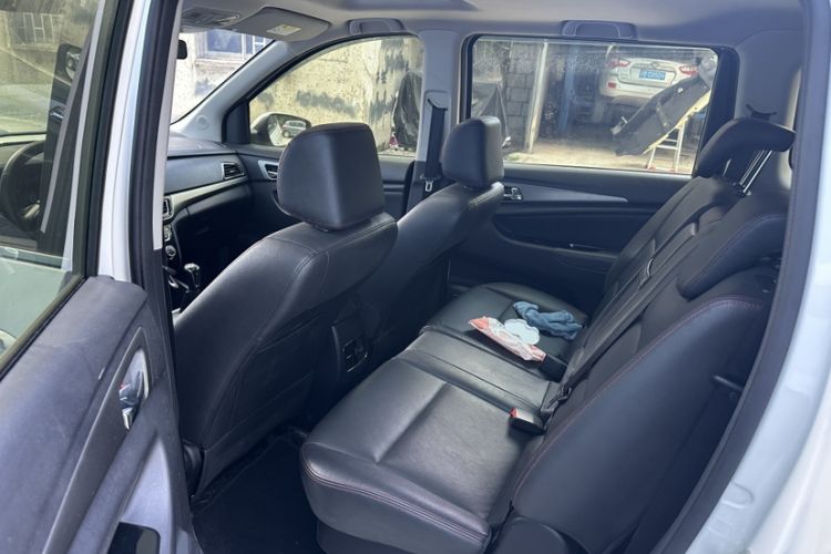 Used CHANGAN KAICHENG Oushang A600 2016 1.5L Manual Luxury 7-Seater Interior 2