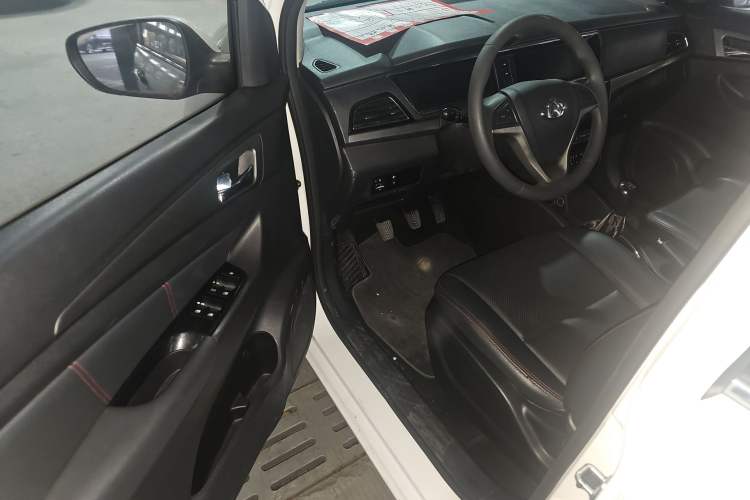 Used CHANGAN KAICHENG Oushang A600 2016 1.5L Manual Elite 7-Seater Interior 2