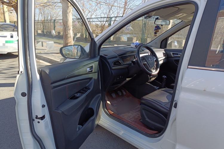 Used CHANGAN KAICHENG Oushang A600 2016 1.5L Manual Luxury 7-Seater Interior 3