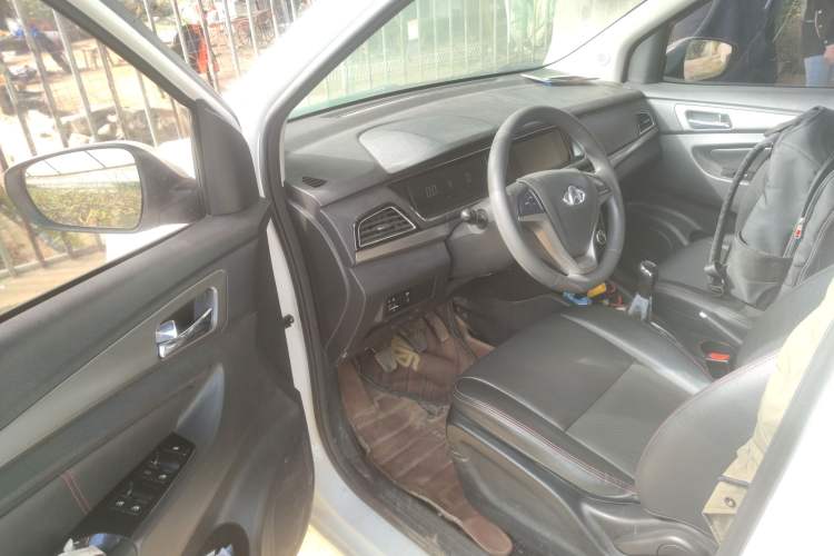 Used CHANGAN KAICHENG Oushang A600 2016 1.5L Manual Elite 7-Seater Interior 3