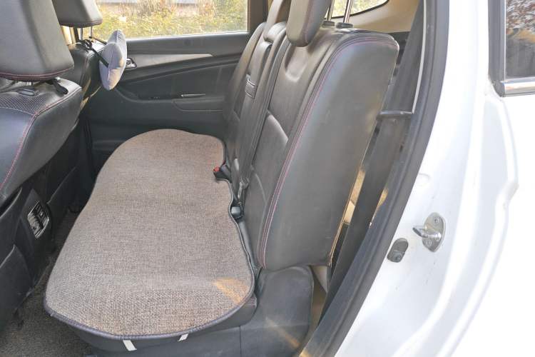 Used CHANGAN KAICHENG Oushang A600 2016 1.5L Manual Luxury 7-Seater Interior 4
