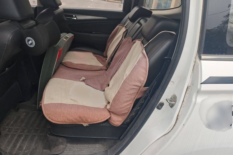 Used CHANGAN KAICHENG Oushang A600 2016 1.5L Manual Luxury 7-Seater Interior 4