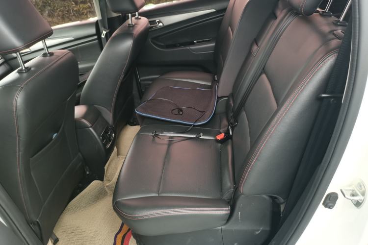 Used CHANGAN KAICHENG Oushang A600 2016 1.5L Manual Luxury 7-Seater Interior 4
