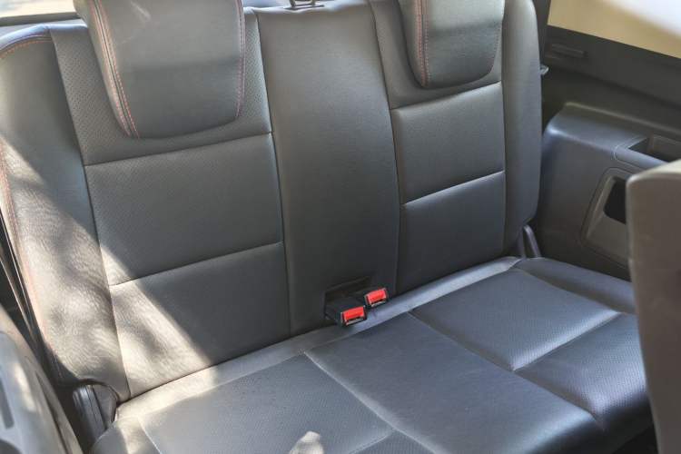 Used CHANGAN KAICHENG Oushang A600 2016 1.5L Manual Luxury 7-Seater Interior 6