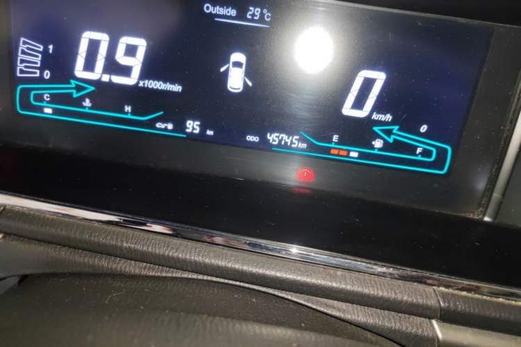 Used CHANGAN KAICHENG Oushang A600 2016 1.5L Manual Luxury 7-Seater Odometer Close Up