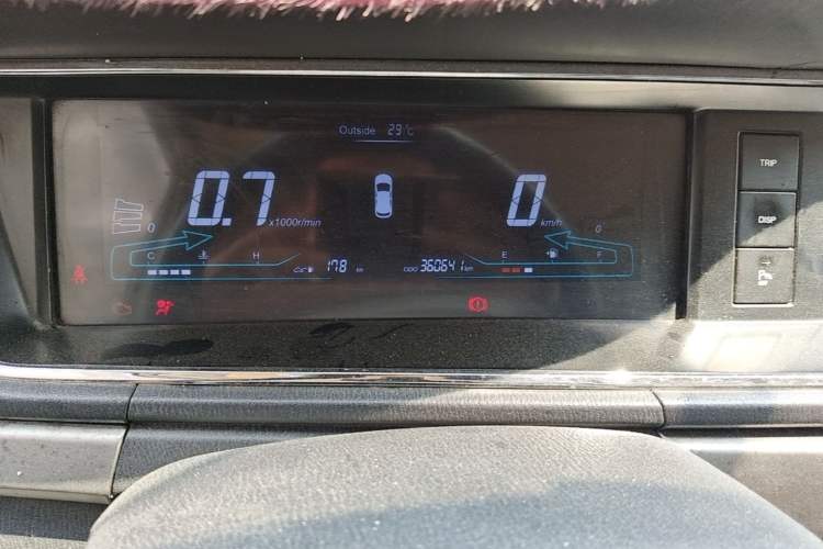 Used CHANGAN KAICHENG Oushang A600 2016 1.5L Manual Elite 7-Seater Odometer Close Up