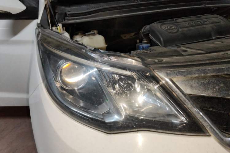 Used CHANGAN KAICHENG Oushang A600 2016 1.5L Manual Luxury 7-Seater Right Front Headlight