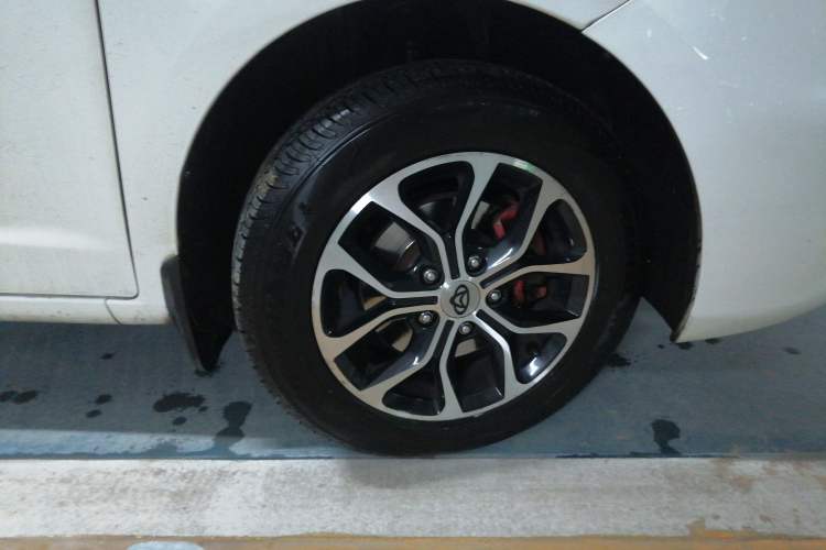 Used CHANGAN KAICHENG Oushang A600 2016 1.5L Manual Luxury 7-Seater Right Front Wheel Hub