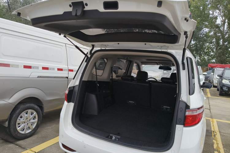 Used CHANGAN KAICHENG Oushang A600 2016 1.5L Manual Luxury 7-Seater Trunk