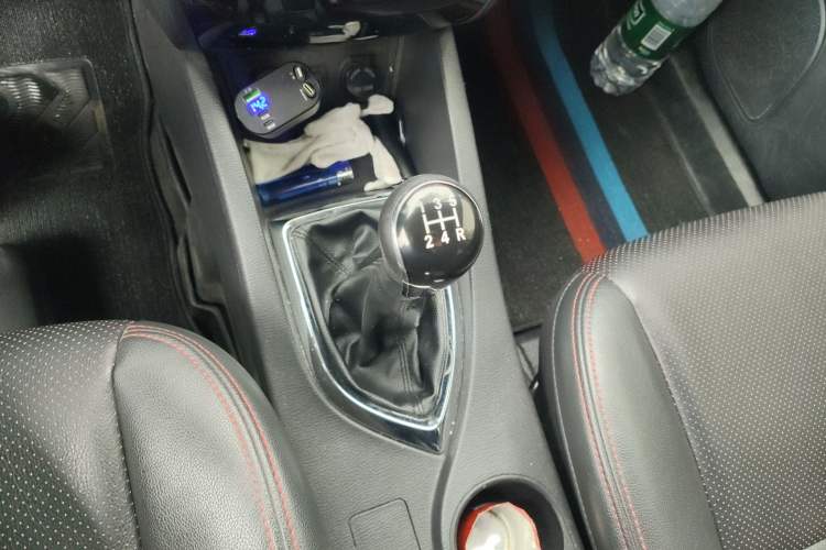 Used CHANGAN KAICHENG Oushang A600 2016 1.5L Manual Luxury 7-Seater Gear Lever