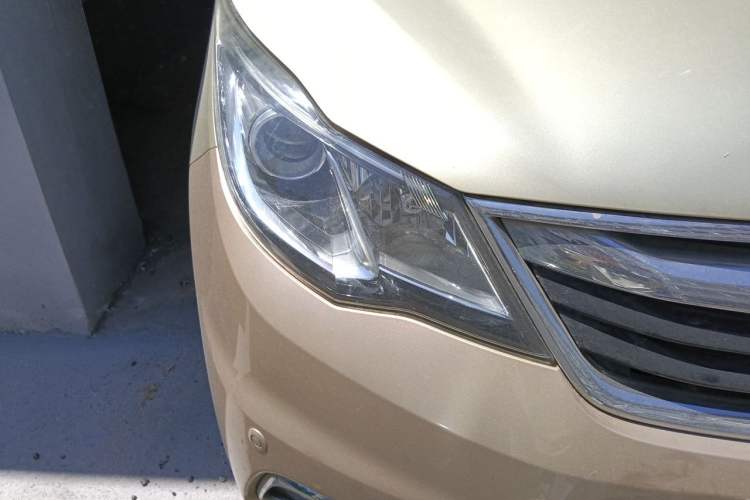 Used CHANGAN KAICHENG Oushang A600 2016 1.5L Manual Luxury 7-Seater Right Front Headlight