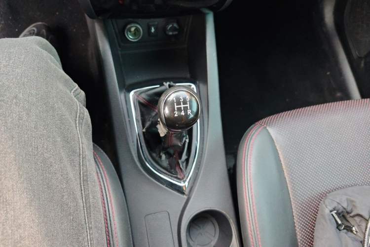 Used CHANGAN KAICHENG Oushang A600 2017 1.5L Manual Luxury Model Gear Lever