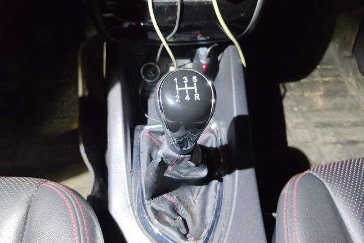 Used CHANGAN KAICHENG Oushang A600 2017 1.5L Manual Luxury Model Gear Lever