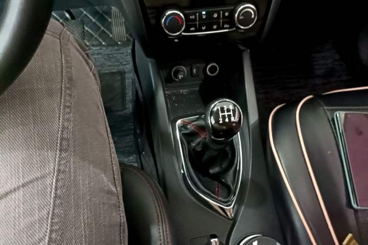 Used CHANGAN KAICHENG Oushang A600 2017 1.5L Manual Luxury Model Gear Lever