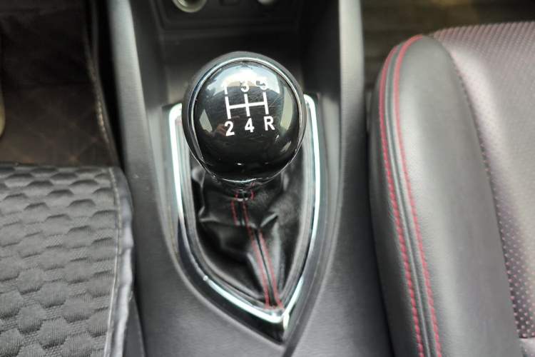 Used CHANGAN KAICHENG Oushang A600 2017 1.5L Manual Luxury Model Gear Lever