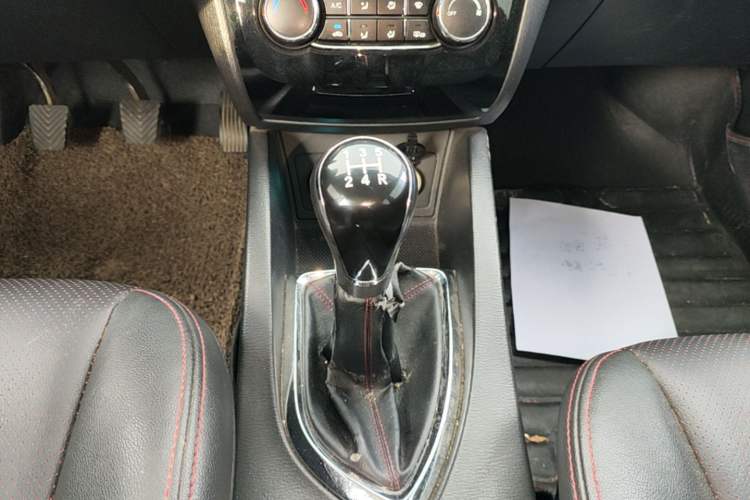 Used CHANGAN KAICHENG Oushang A600 2017 1.5L Manual Luxury Model Gear Lever