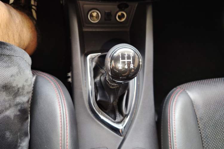 Used CHANGAN KAICHENG Oushang A600 2017 1.5L Manual Luxury Model Gear Lever