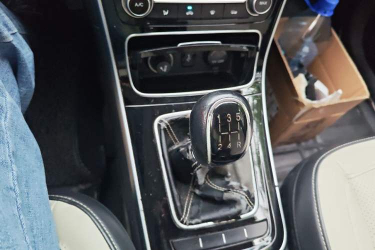 Used CHANGAN KAICHENG Oushang A600 2018 1.5L Manual Luxury Model Gear Lever