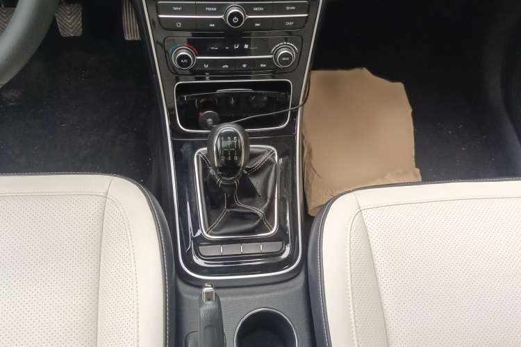 Used CHANGAN KAICHENG Oushang A600 2018 1.5L Manual Luxury Model Gear Lever