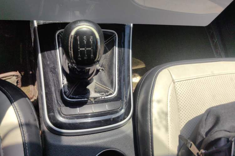 Used CHANGAN KAICHENG Oushang A600 2018 1.5L Manual Luxury Model Gear Lever