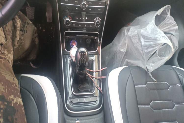 Used CHANGAN KAICHENG Oushang A600 2018 1.5L Manual Luxury Model Gear Lever